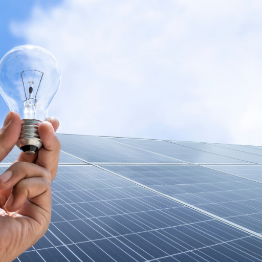 segurando uma lampada em uma placa solar