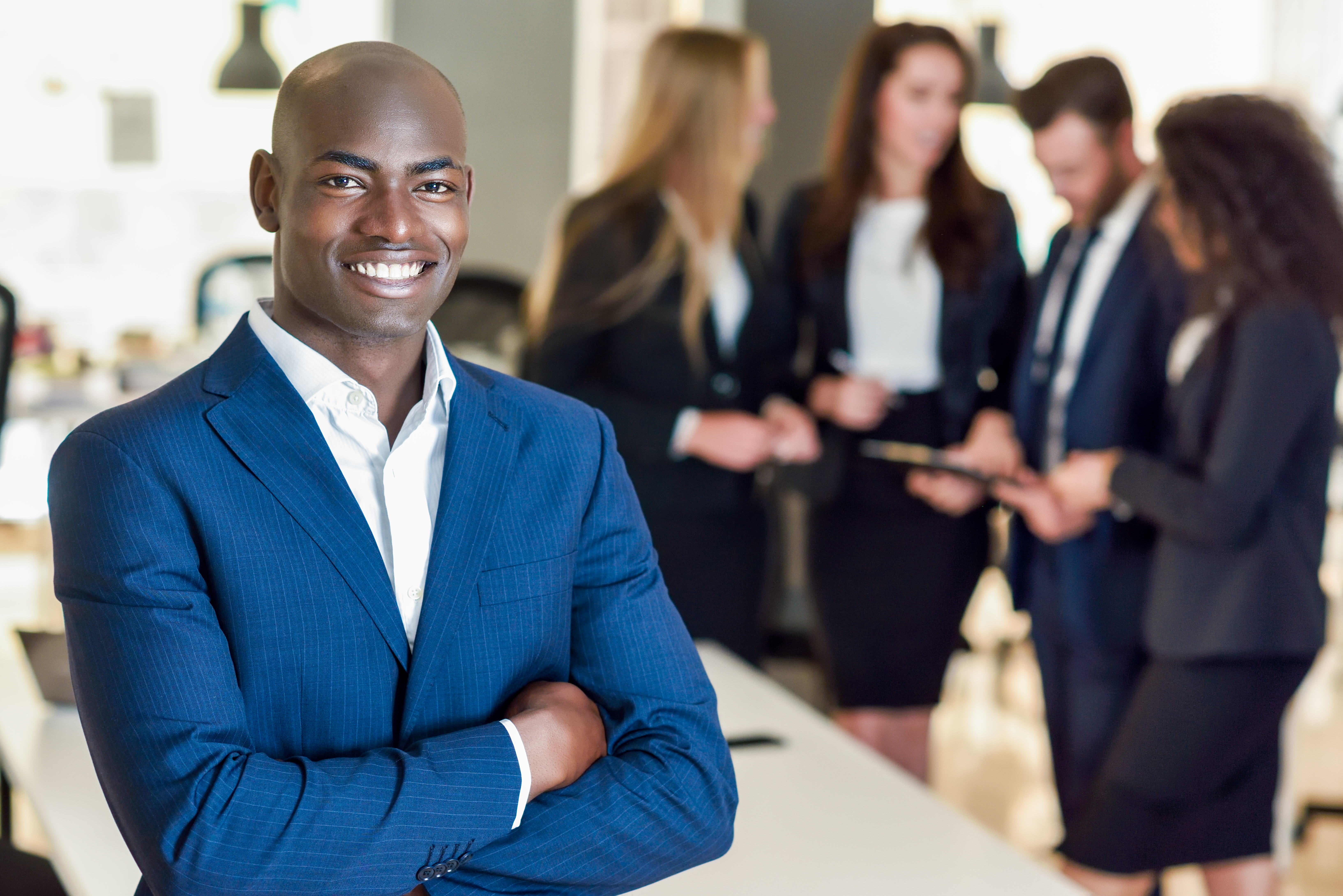 businessman-leader-in-modern-office-with-businesspeople-working