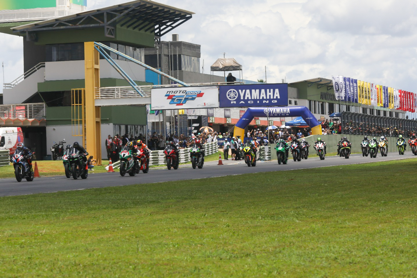 445456_1132404_largada_da_gp1000_no_gp_pirelli