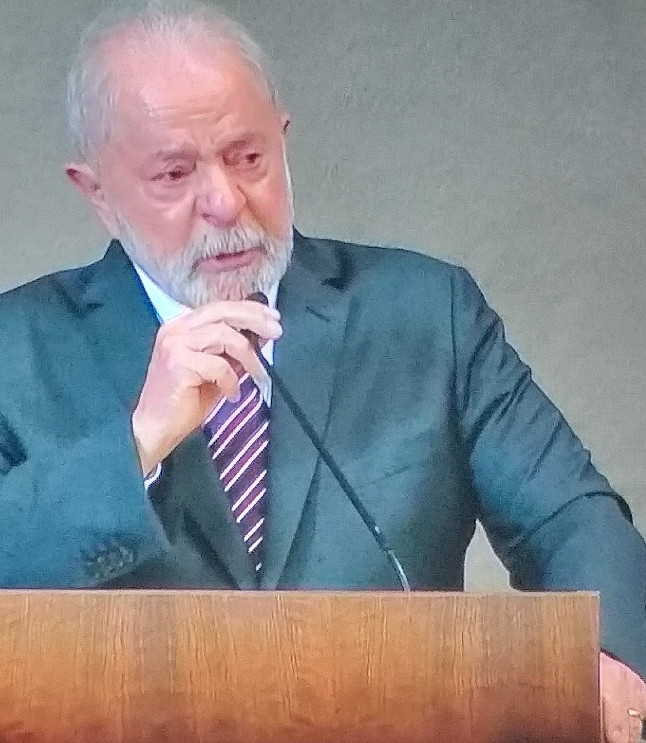 Lula chora emocionado na posse