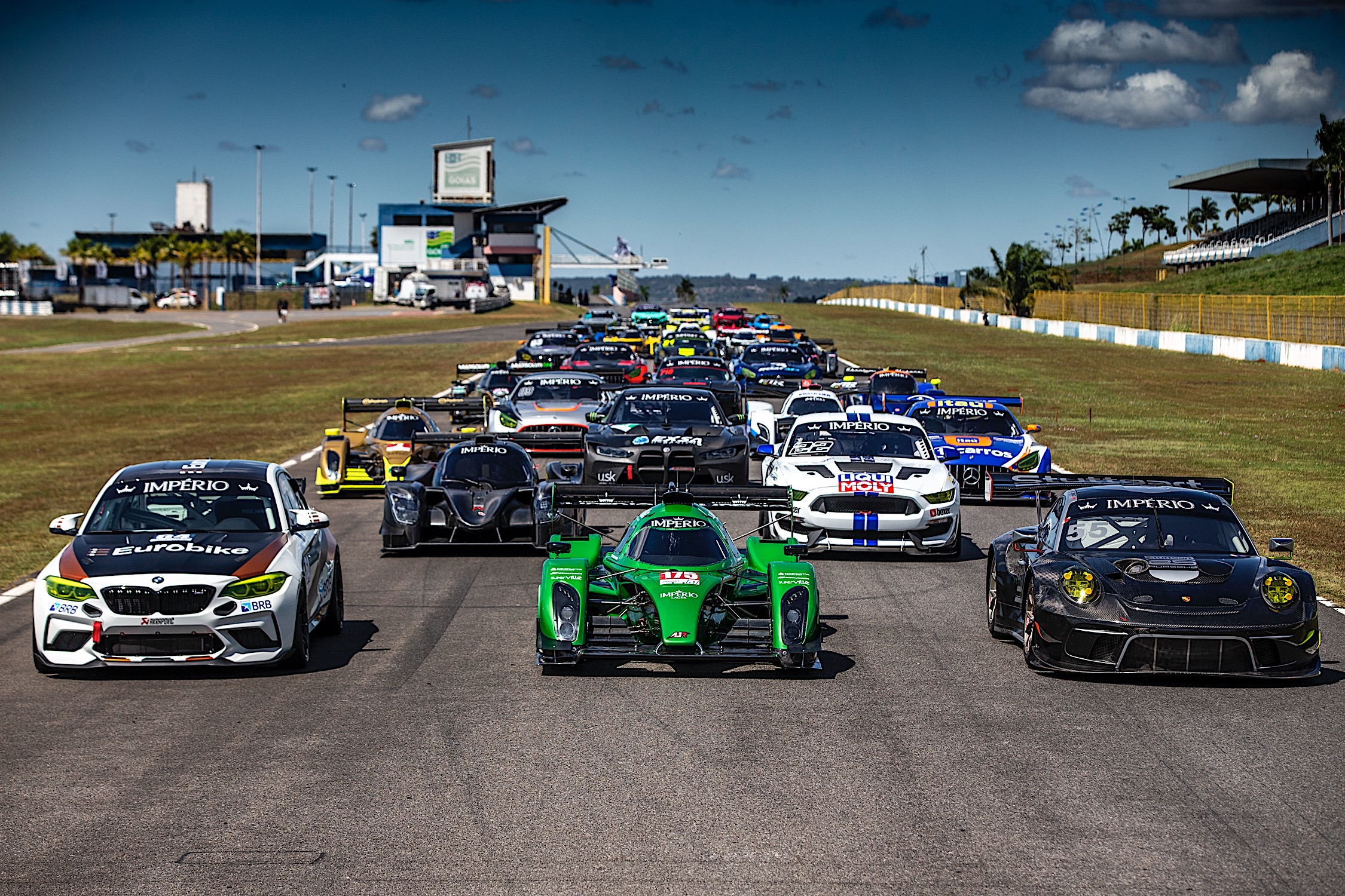 Campeonato começa com 32 carros no grid. Foto de Bruno Terena - MS2