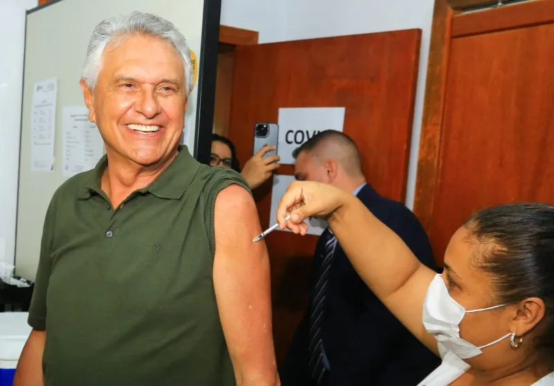 Caiado recebe a dose da vacina bivalente. Foto reprodução O Popular.