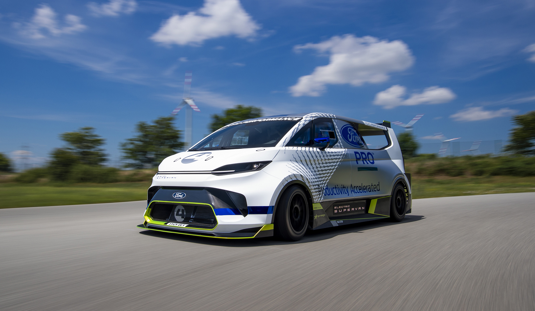 Ford_E-Transit_SuperVan_2022-1