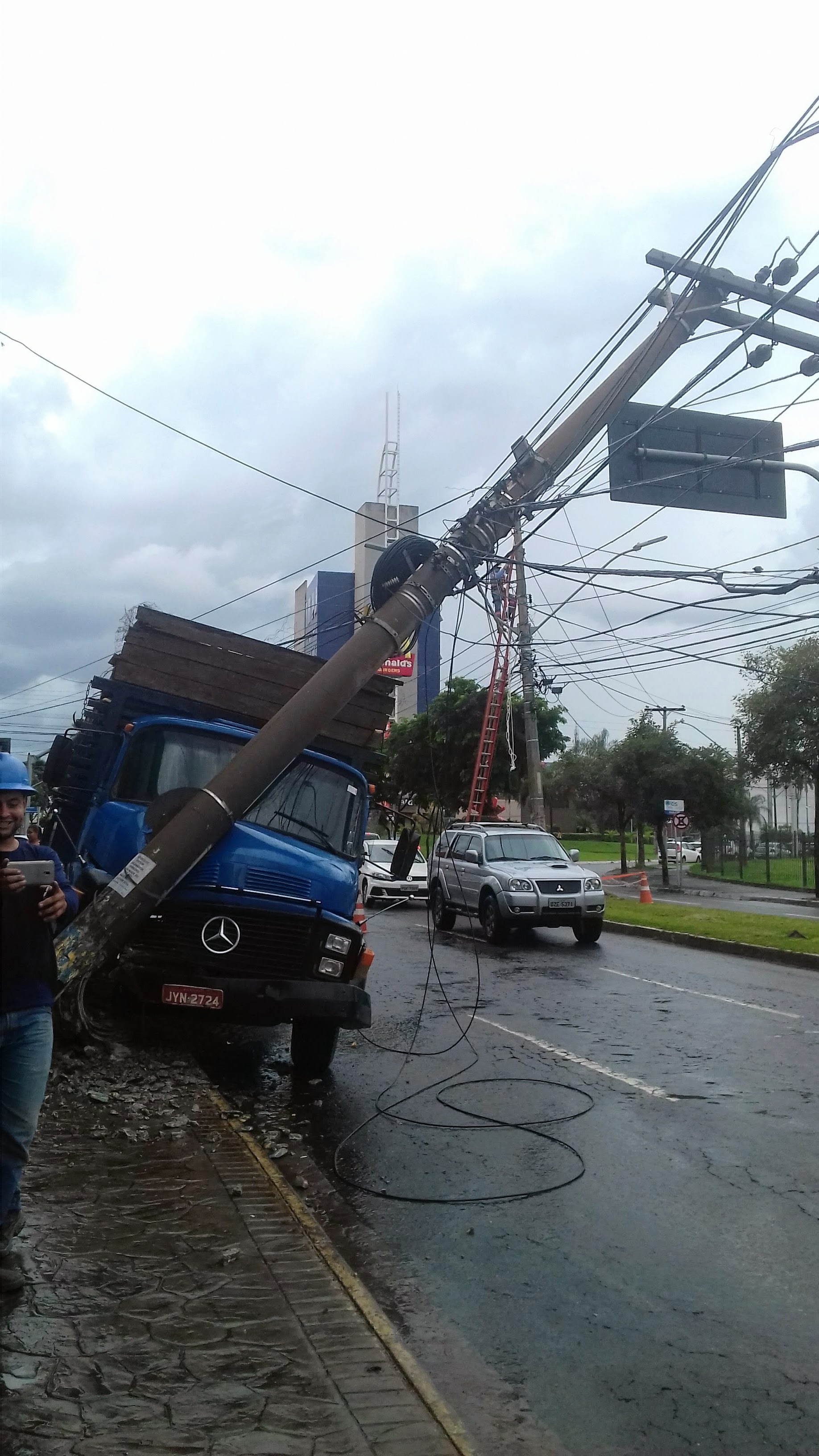 Sem freios, caminhão derruba  poste na Av. 136, em frente ao Shopping Flamboyant
