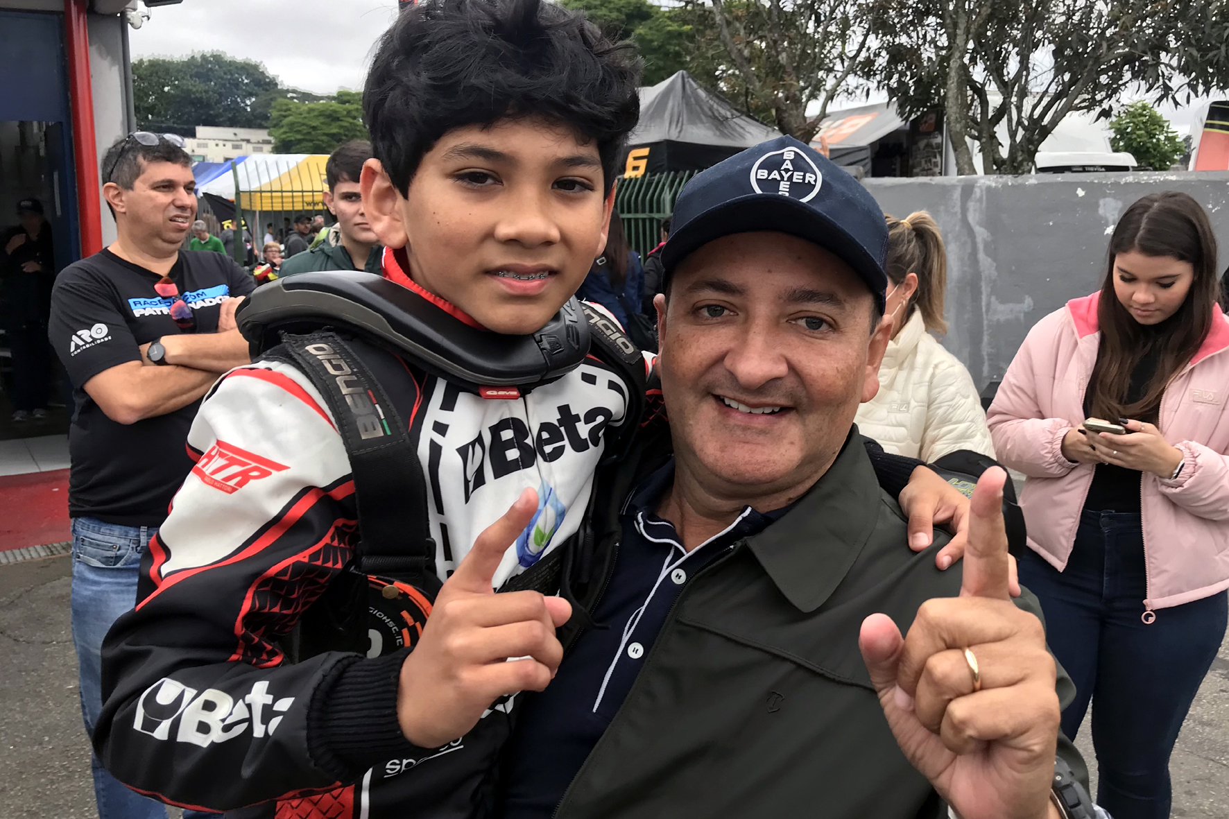 Pablo Hattori comemorando a vitória com o seu pai